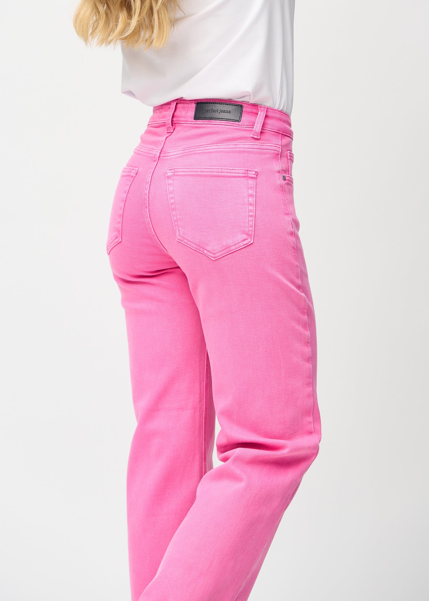 Lyserøde loose jeans set bagfra tæt på for at vise detaljer.