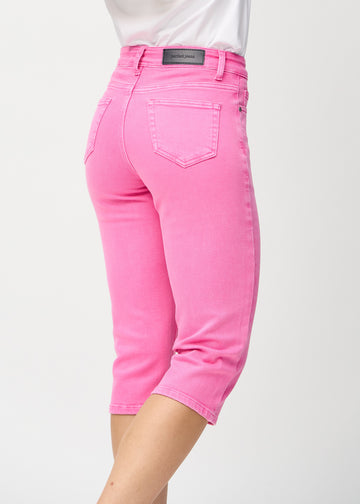 Lyserøde regular capris set bagfra tæt på for at vise detaljer.