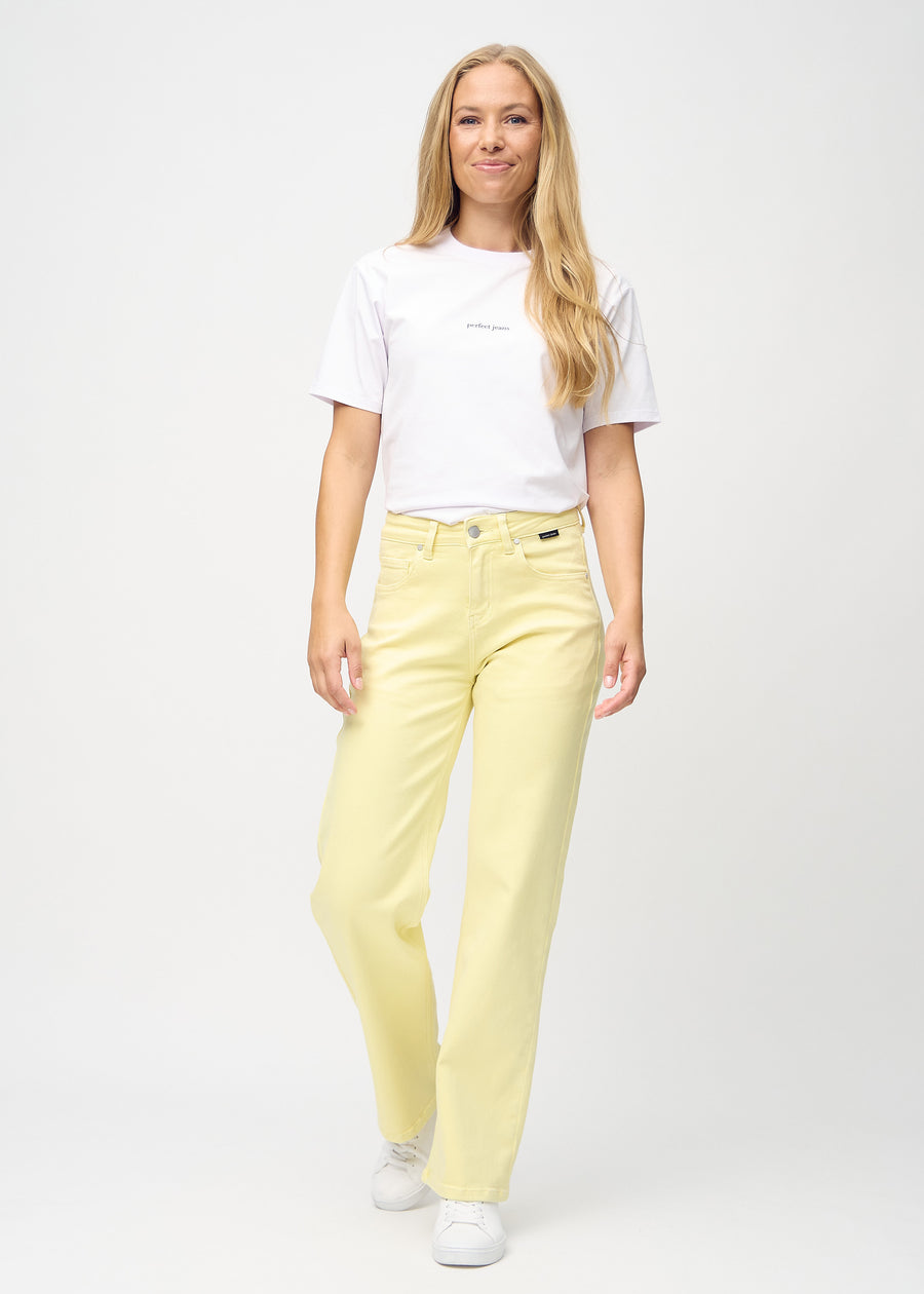 Fuldt billede af model i lysegule loose jeans.