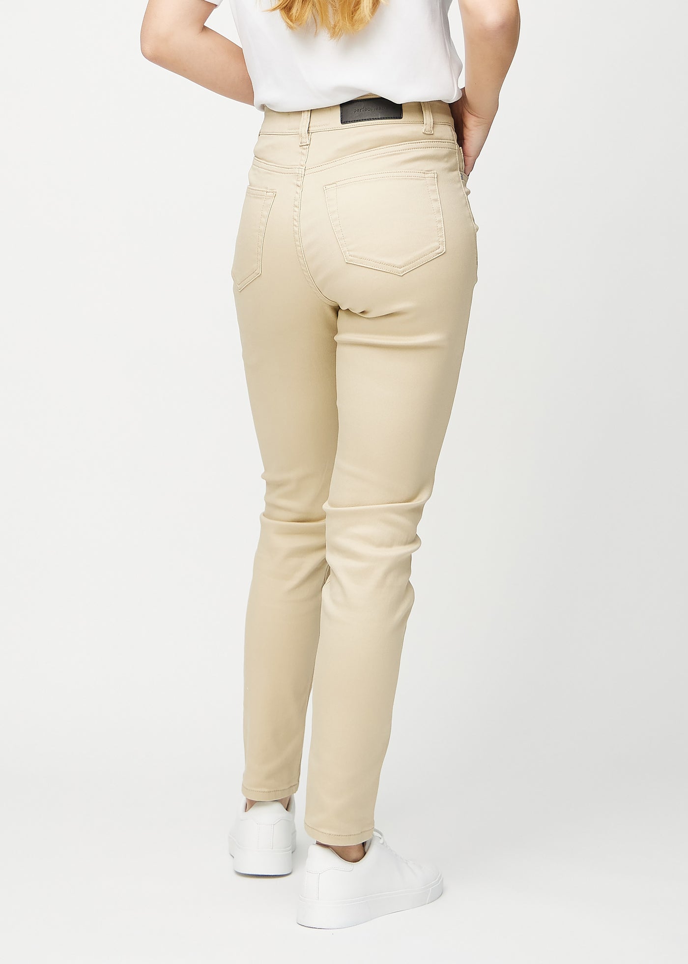 Beige slim jeans set bagfra, så man kan se hele produktet.