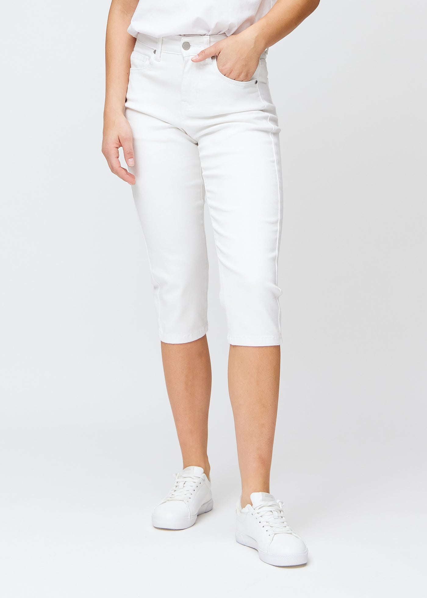 Hvide slim capris, farve Marguerites, med tætsiddende pasform der former benene og slutter lige under knæet – set forfra.