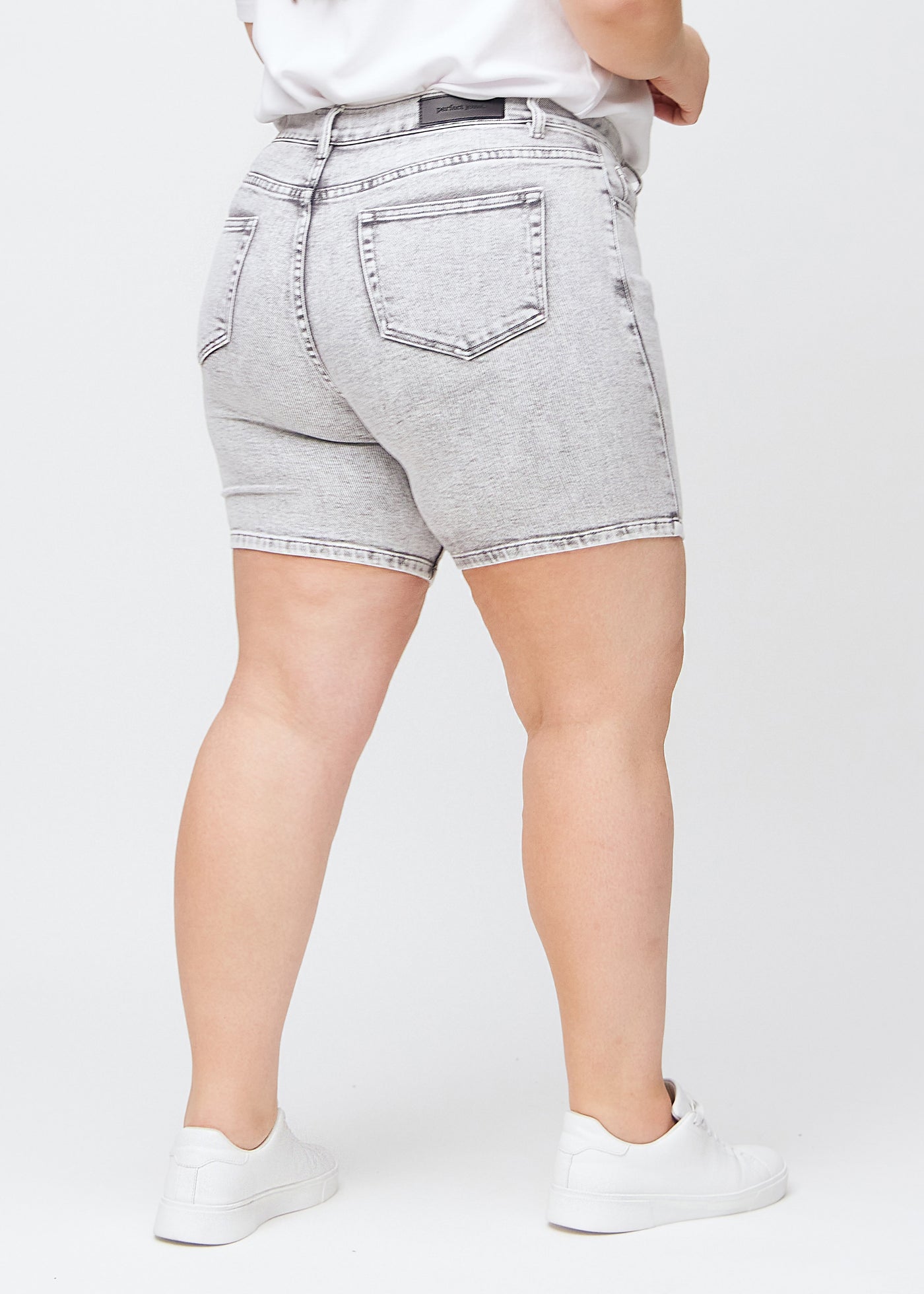 kvinde i lysegrå denim shorts