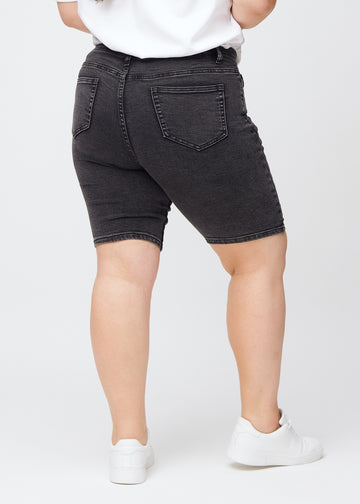 Kvinde i mørkegrå denim shorts set bagfra