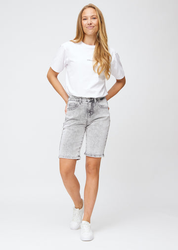 Fuldt billede af model i lysegrå denim regular middle shorts.