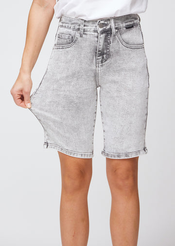 Model strækker shortsene ved låret for at vise stretch.