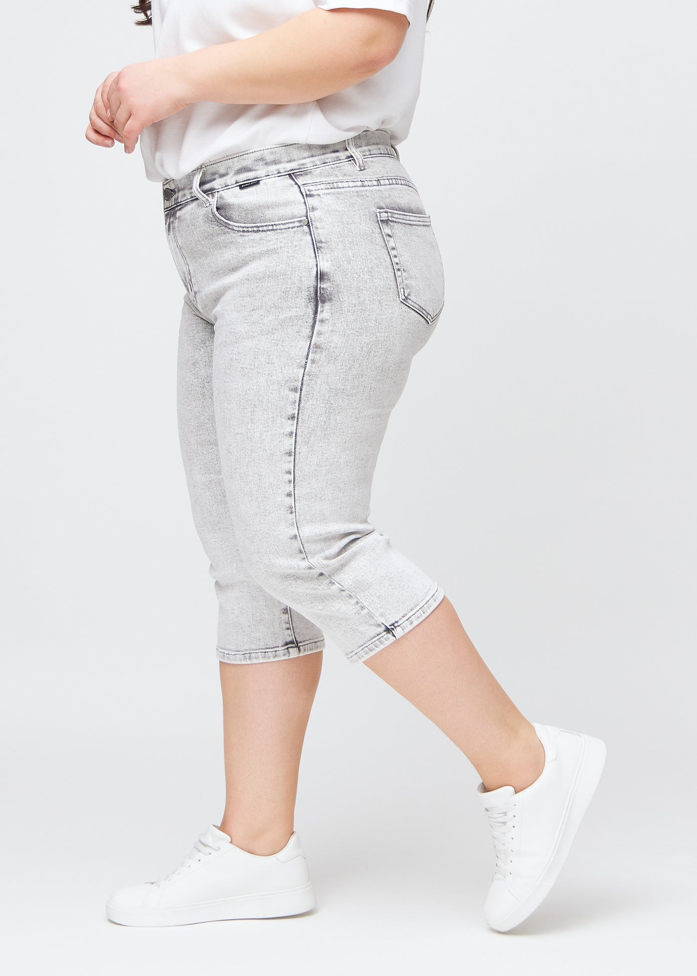 Lysegrå denim regular capris set fra siden på en plus-size model.