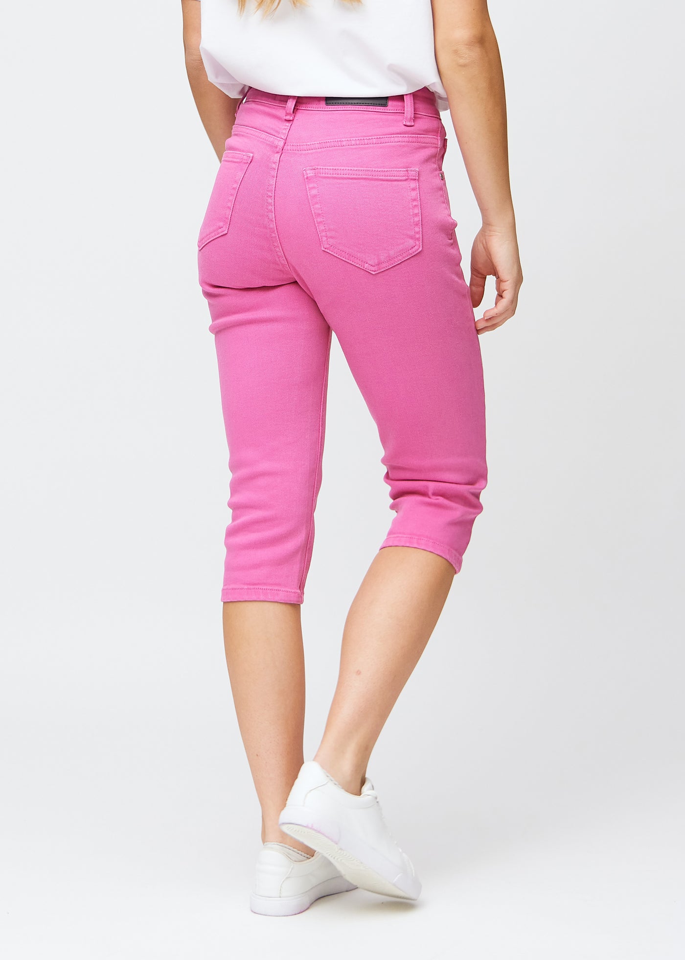 Lyserøde slim capris set bagfra – hele produktet vises på modellen med fokus på pasform og længde.