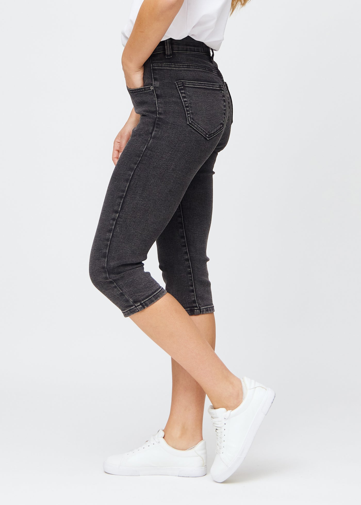 Mørkegrå denim slim capris i farven Shadows set fra siden – klassisk pasform med høj talje og tætsiddende snit.