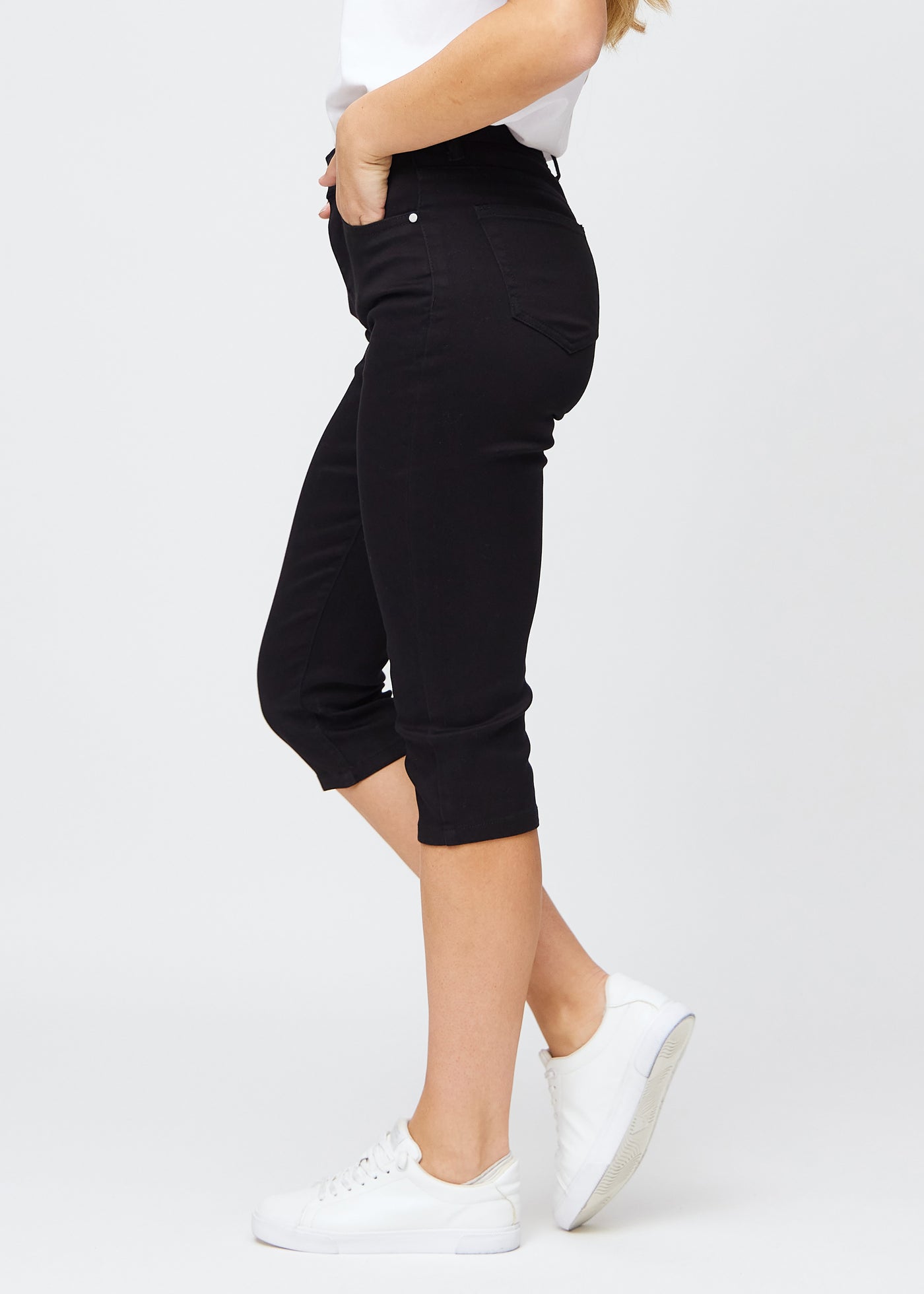 Sorte slim capris i farven Ravens set fra siden – klassisk pasform med høj talje og tætsiddende snit.