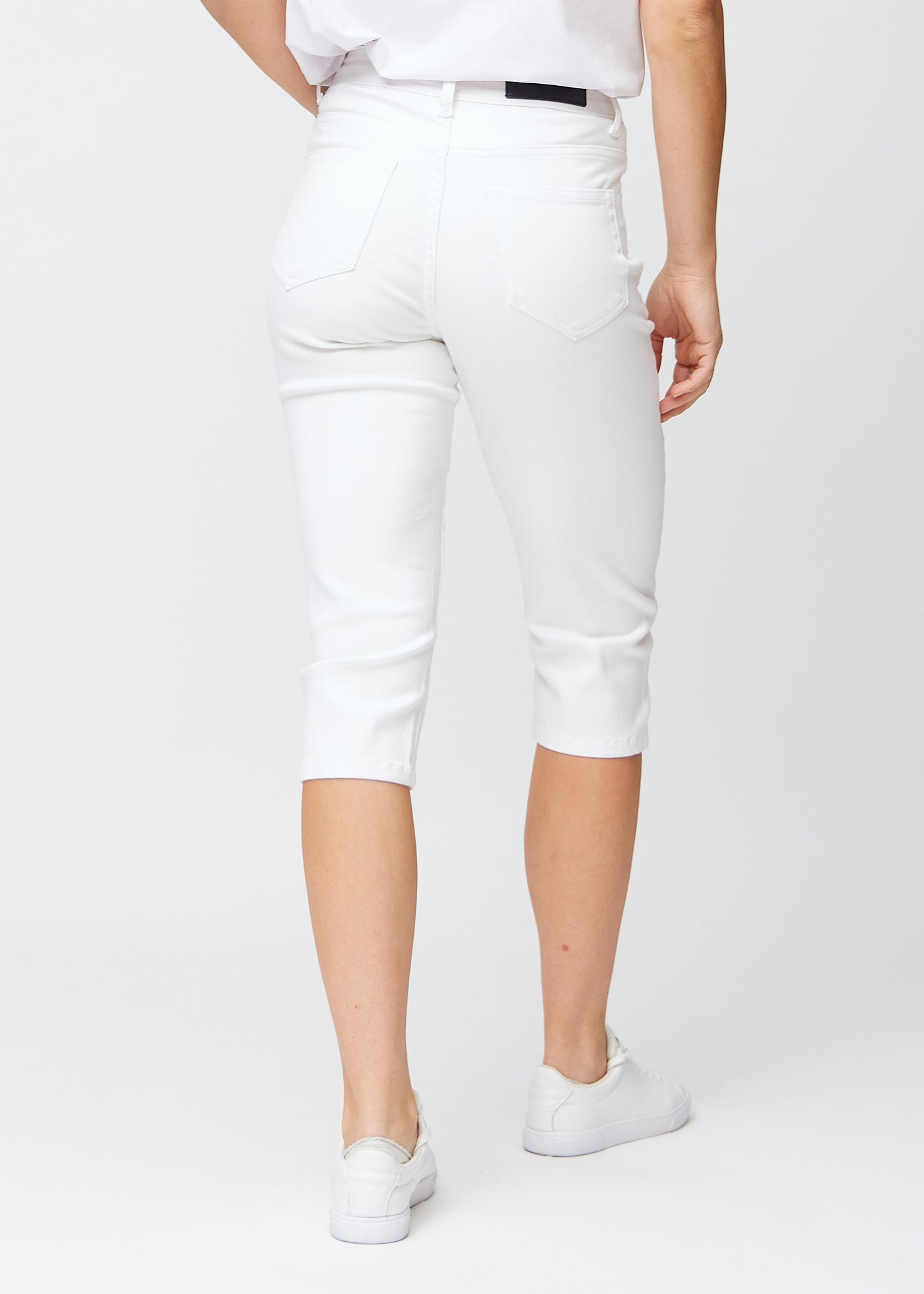 Hvide slim capris set bagfra – hele produktet vises på modellen med fokus på pasform og længde.