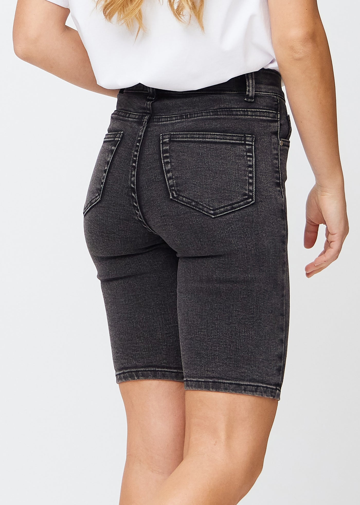 Mørkegrå denim skinny middle shorts set bagfra tæt på for at vise detaljer.