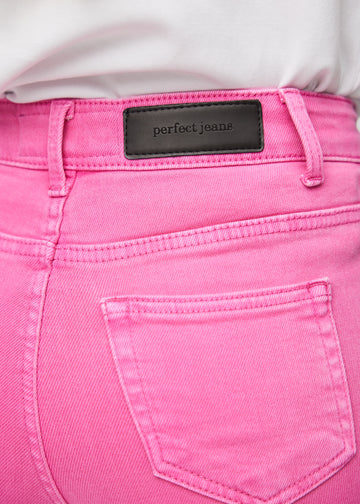 Baglommen på de lyserøde slim capris – detaljebillede med fokus på logo og struktur.