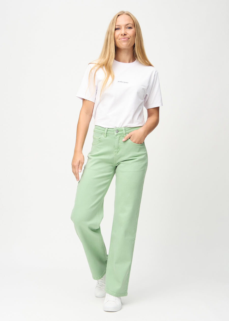 Model går ind i billedet, viser jeansene frem ved at strække i dem, dreje rundt, og derefter forlade billedet.