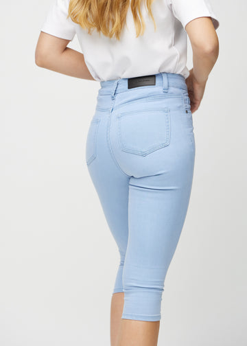 Lyseblå skinny capris set bagfra tæt på for at vise detaljer.