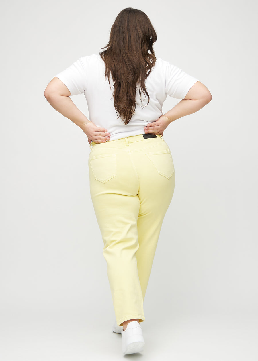 Lysegule regular jeans set bagfra på en plus-size model, så man kan se hele produktet.