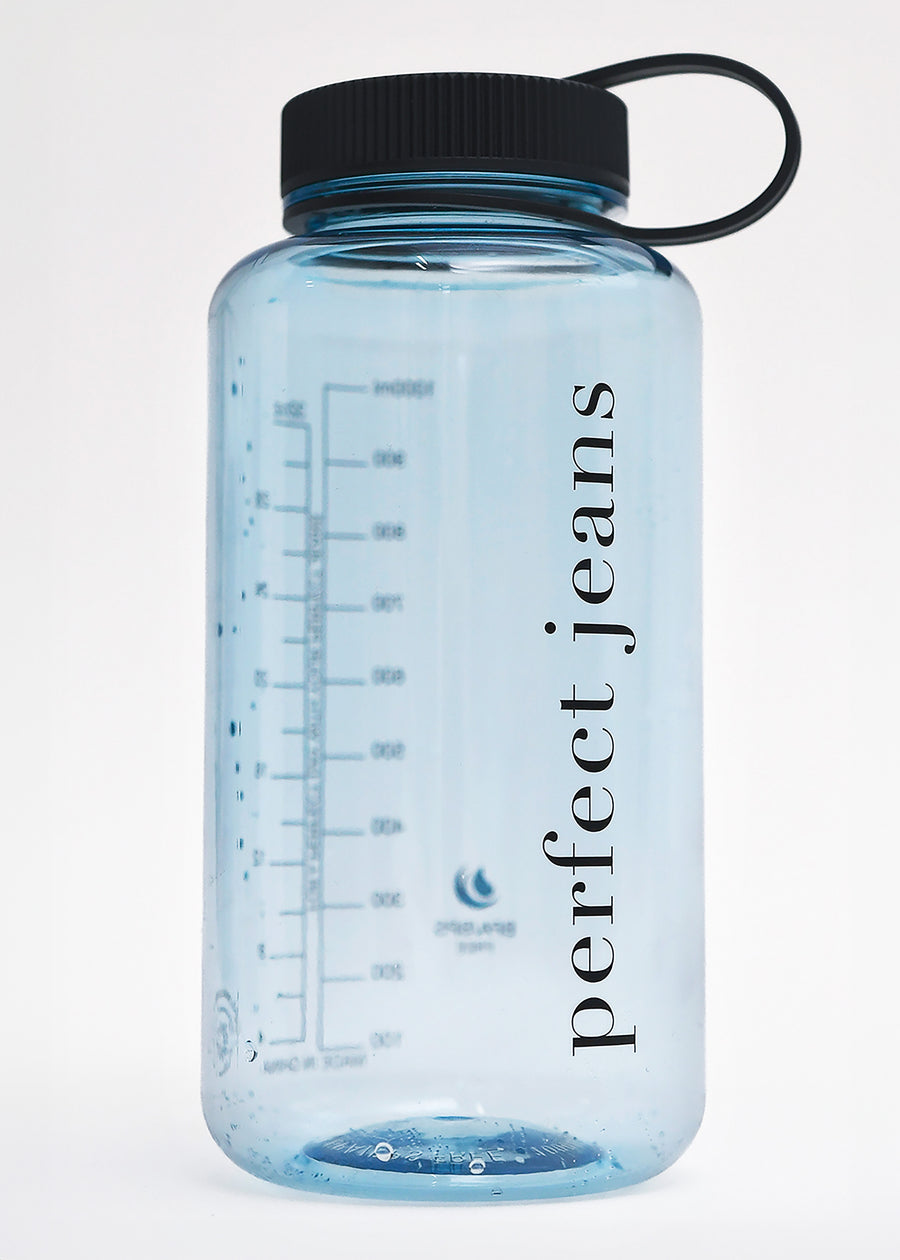 Transparente hellblaue Wasserflasche aus Kunststoff mit schwarzem Deckel und Logo.