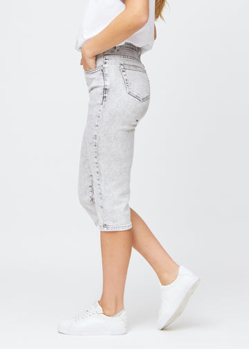 Kvinde iført lysegrå regular denim capris