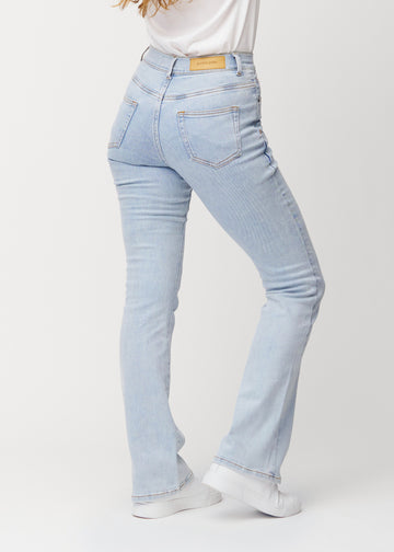 Hellblaue Mid-Rise-Bootcut-Jeans in der Farbe Waves. Rückansicht an einem Model, die gesamte Passform ist zu sehen.