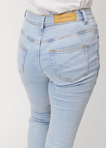 Hellblaue Mid-Rise-Bootcut-Jeans in der Farbe Waves. Nahaufnahme der Rückseite an einem Model, um Details zu zeigen.