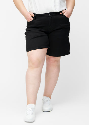 Løse, sorte shorts i farven Ravens set forfra på plus-size model, der sidder til ved hoften og falder løst ned.