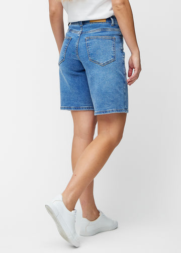 Løse, klassisk blå denim shorts i farven Rivers set bagfra, så pasform og længde kan ses.