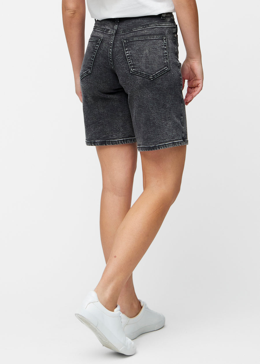 Løse, mørkegrå denim shorts i farven Shadows set bagfra, så pasform og længde kan ses.