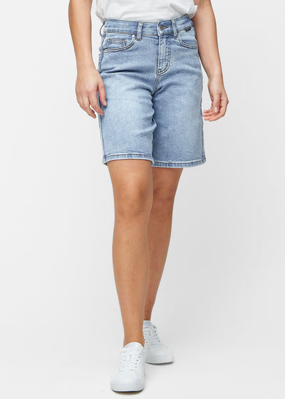 Lockere, hellblaue Denim-Shorts in der Farbe Waves, die an der Hüfte sitzen und locker über die Oberschenkel bis knapp über das Knie fallen, von vorne gesehen.