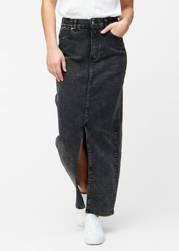 Lang, mørkegrå denimnederdel i farven Shadows med regulær pasform, der sidder tæt til hoften og falder lige ned til anklerne, med slids foran der starter lige under knæet, set forfra.