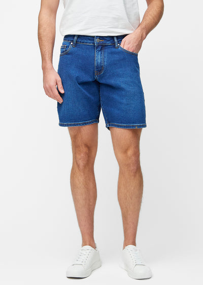Dunkelblaue Denim-Shorts für Herren in der Farbe Oceans mit Regular-Passform, die natürlich an der Hüfte sitzen und Luft um die Oberschenkel lassen, von vorne gesehen.