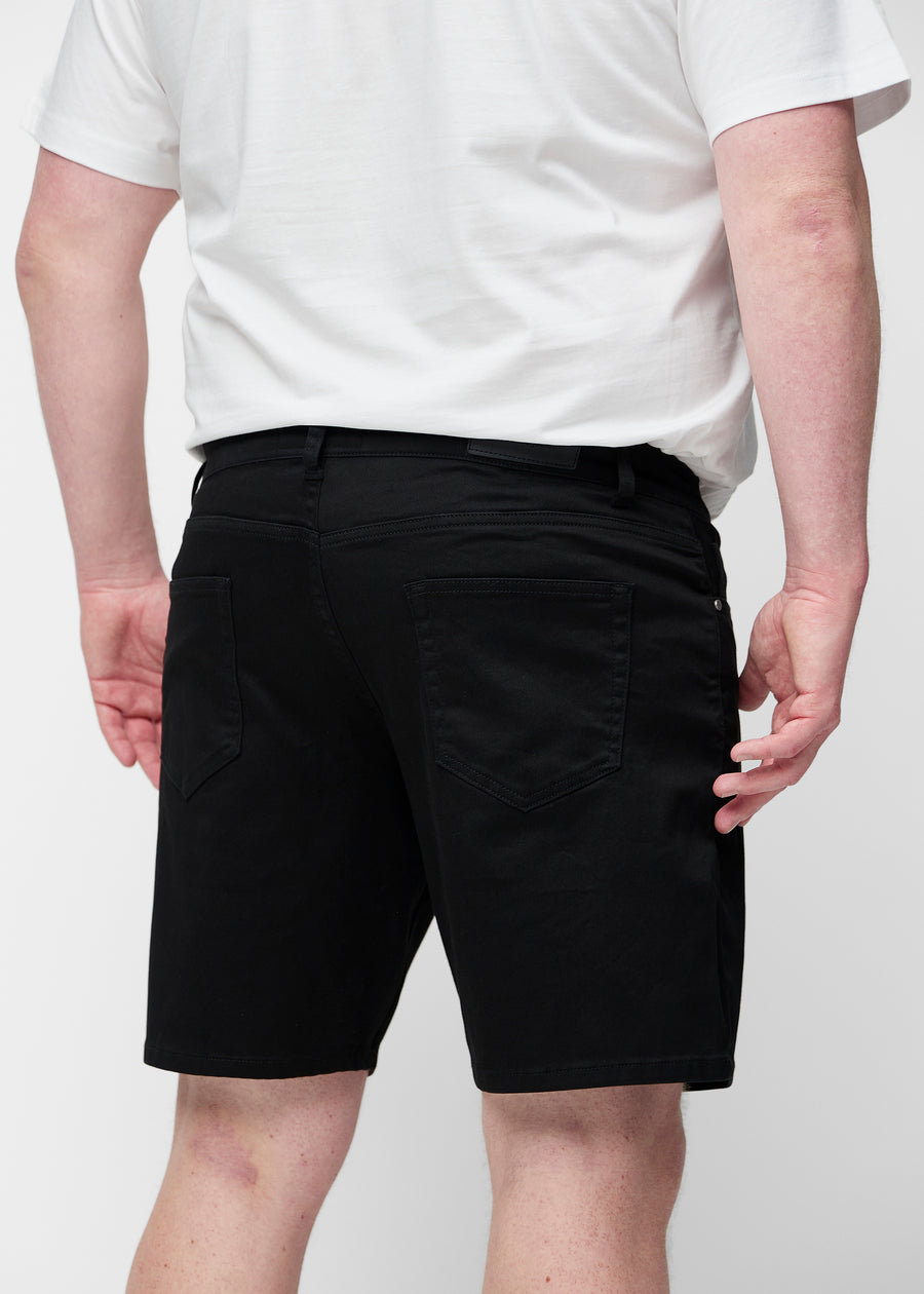 Schwarze Shorts für Herren in der Farbe Ravens von hinten in Nahaufnahme am Plus-Size-Modell.