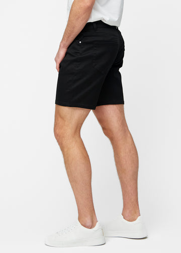Schwarze Shorts für Herren in der Farbe Ravens mit Regular-Passform von der Seite am Modell gesehen.