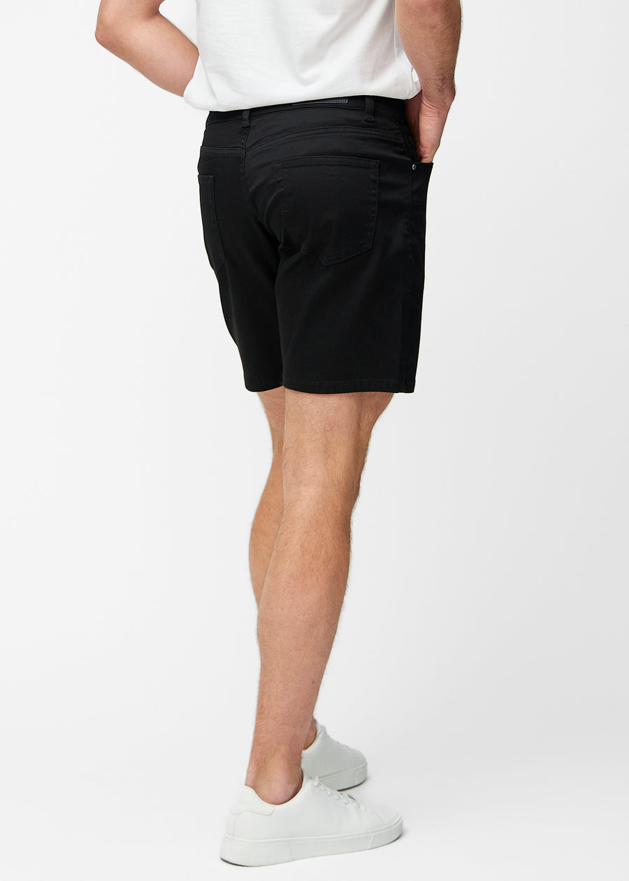 Schwarze Shorts für Herren in der Farbe Ravens von hinten gesehen, sodass die Länge bis knapp über das Knie sichtbar ist.