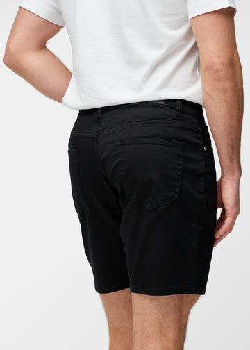 Schwarze Shorts für Herren in der Farbe Ravens von hinten in Nahaufnahme, um Passform und Details zu zeigen.