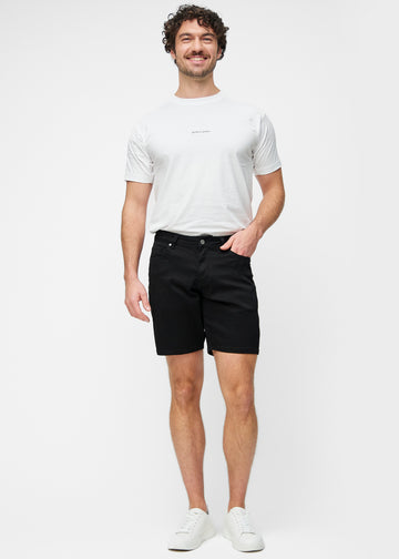 Ganzkörperbild eines Modells in schwarzen Shorts für Herren in der Farbe Ravens mit Regular-Passform.