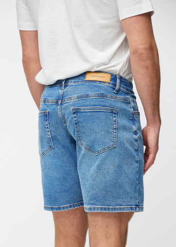 Blaue Denim-Shorts für Herren in der Farbe Rivers von hinten in Nahaufnahme, um Passform und Details zu zeigen.
