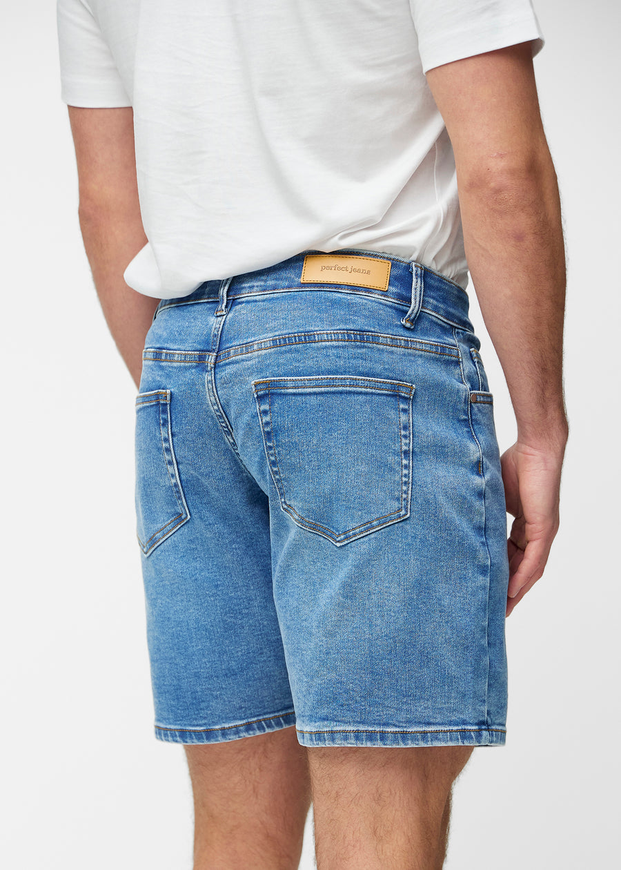 Blaue Denim-Shorts für Herren in der Farbe Rivers von hinten in Nahaufnahme, um Passform und Details zu zeigen.