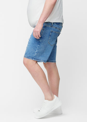 Blaue Denim-Shorts für Herren in der Farbe Rivers mit Regular-Passform von der Seite am Plus-Size-Modell gesehen.