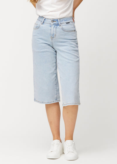 Lockere, hellblaue Waves Denim-Capris, die an der Hüfte anliegen und locker über die Oberschenkel bis knapp unter das Knie fallen, von vorne gesehen.