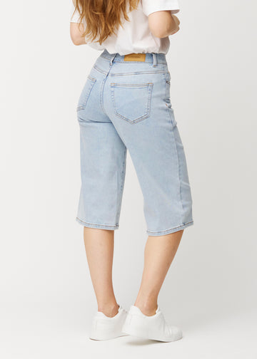 Lockere, hellblaue Waves Denim-Capris von hinten, um Passform und Länge zu zeigen.