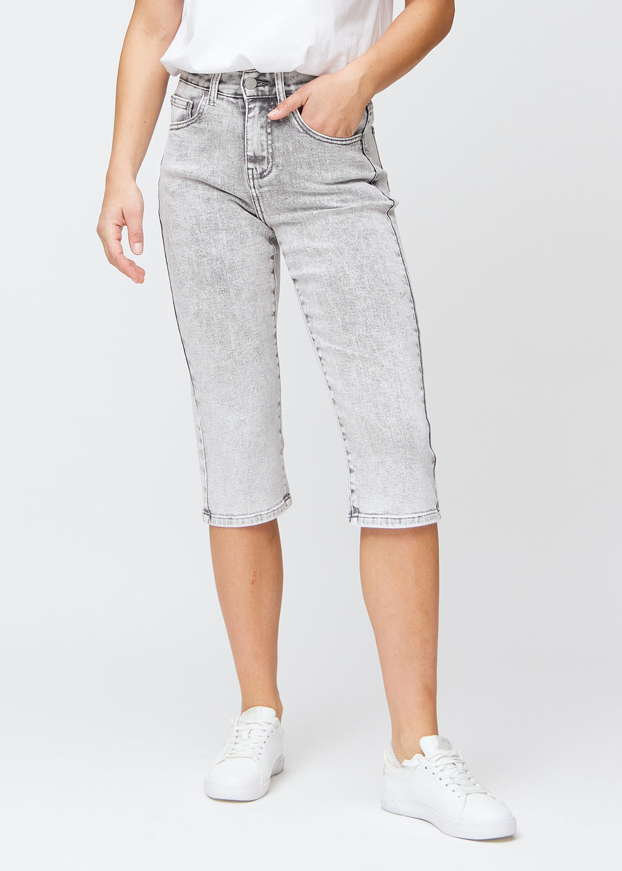 Hellgraue Denim-regular-Capris, Modellname Ashes, die gerade am Bein sitzen und knapp unter dem Knie enden, von vorne gesehen.