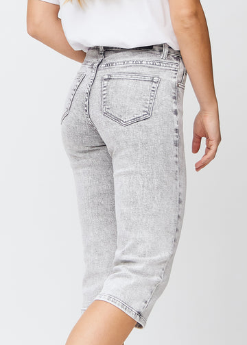 Hellgraue Denim-regular-Capris von hinten in Nahaufnahme, um Details zu zeigen.