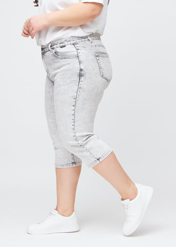 Hellgraue Denim-regular-Capris von der Seite an einem Plus-Size-Model gesehen.