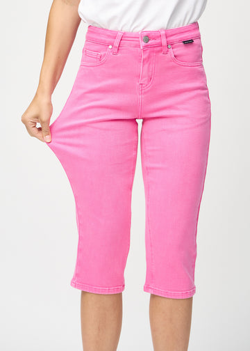 Das Model zieht die Capris am Oberschenkel, um den Stretch zu zeigen.