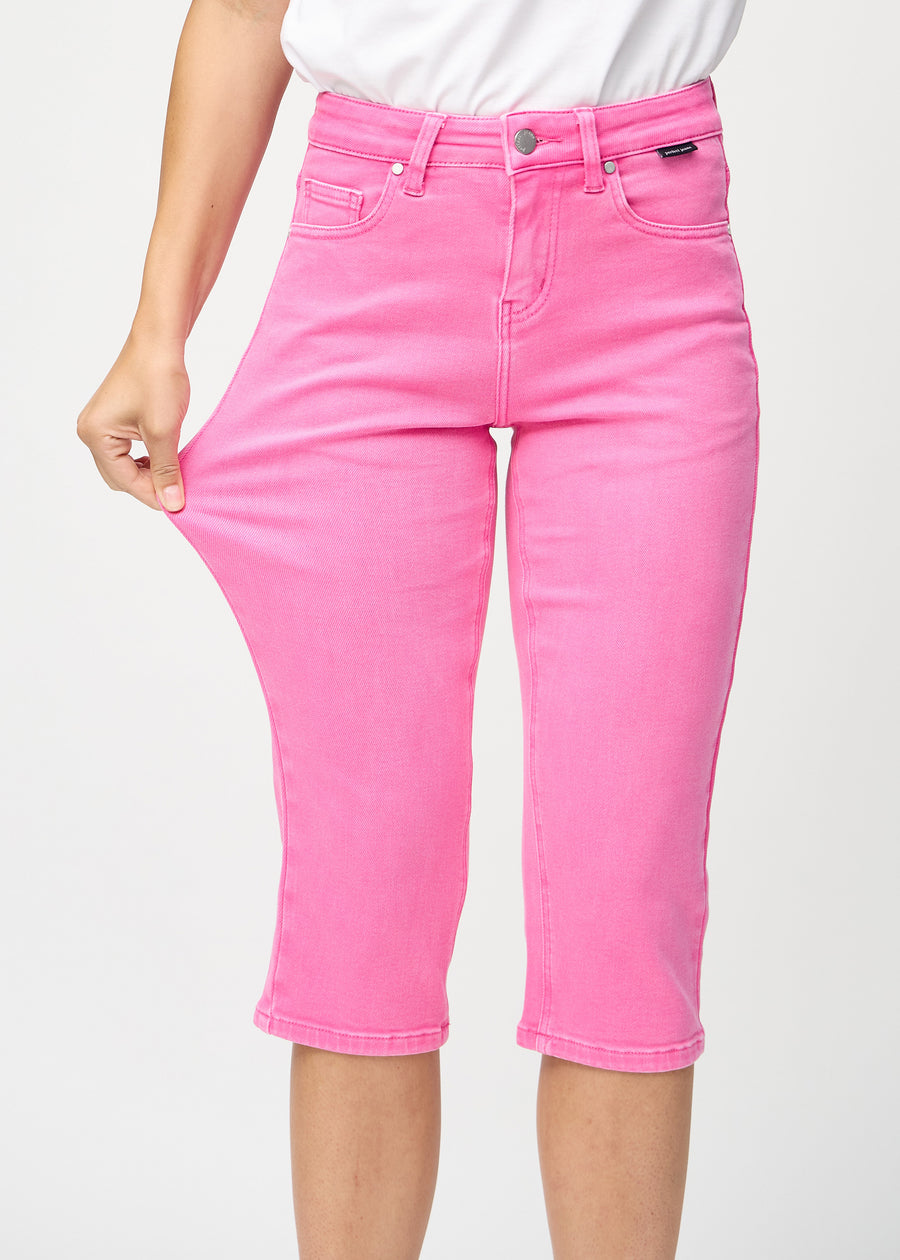 Das Model zieht die Capris am Oberschenkel, um den Stretch zu zeigen.