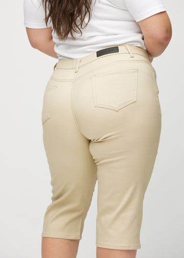 Beige regular Capris von hinten aus der Nähe an einem Plus-Size-Model gesehen, um Details zu zeigen.