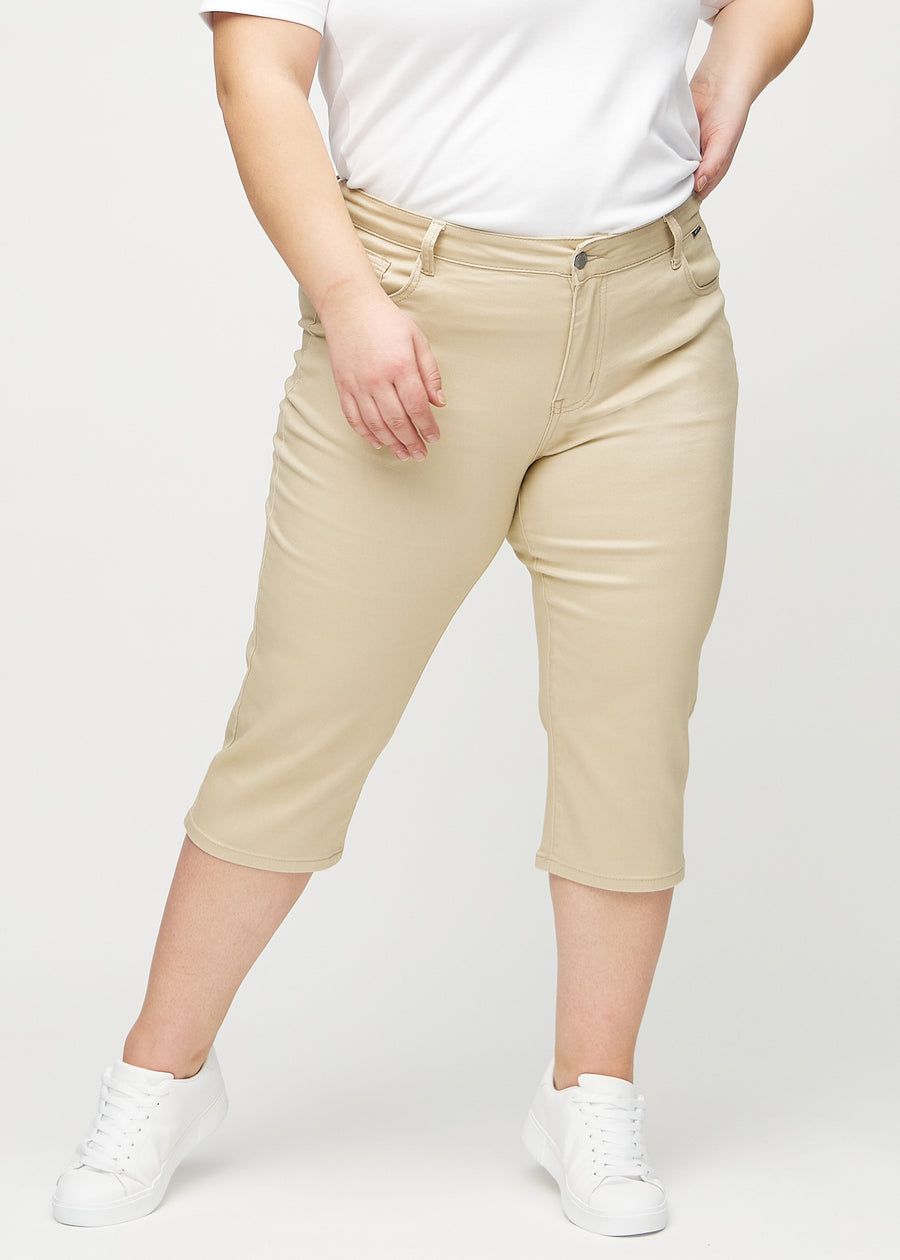 Beige regular Capris, Modellname Gazelles, die eng am Bein anliegen und knapp unter dem Knie enden, an einem Plus-Size-Model von vorne gesehen.