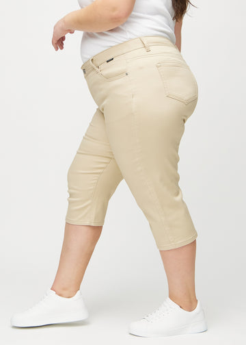 Beige regular Capris von der Seite an einem Plus-Size-Model gesehen.