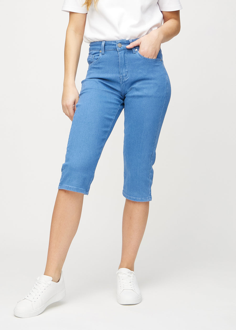 Blaue regular Capris, Modellname Geraniums, die eng am Bein anliegen und knapp unter dem Knie enden, von vorne gesehen.