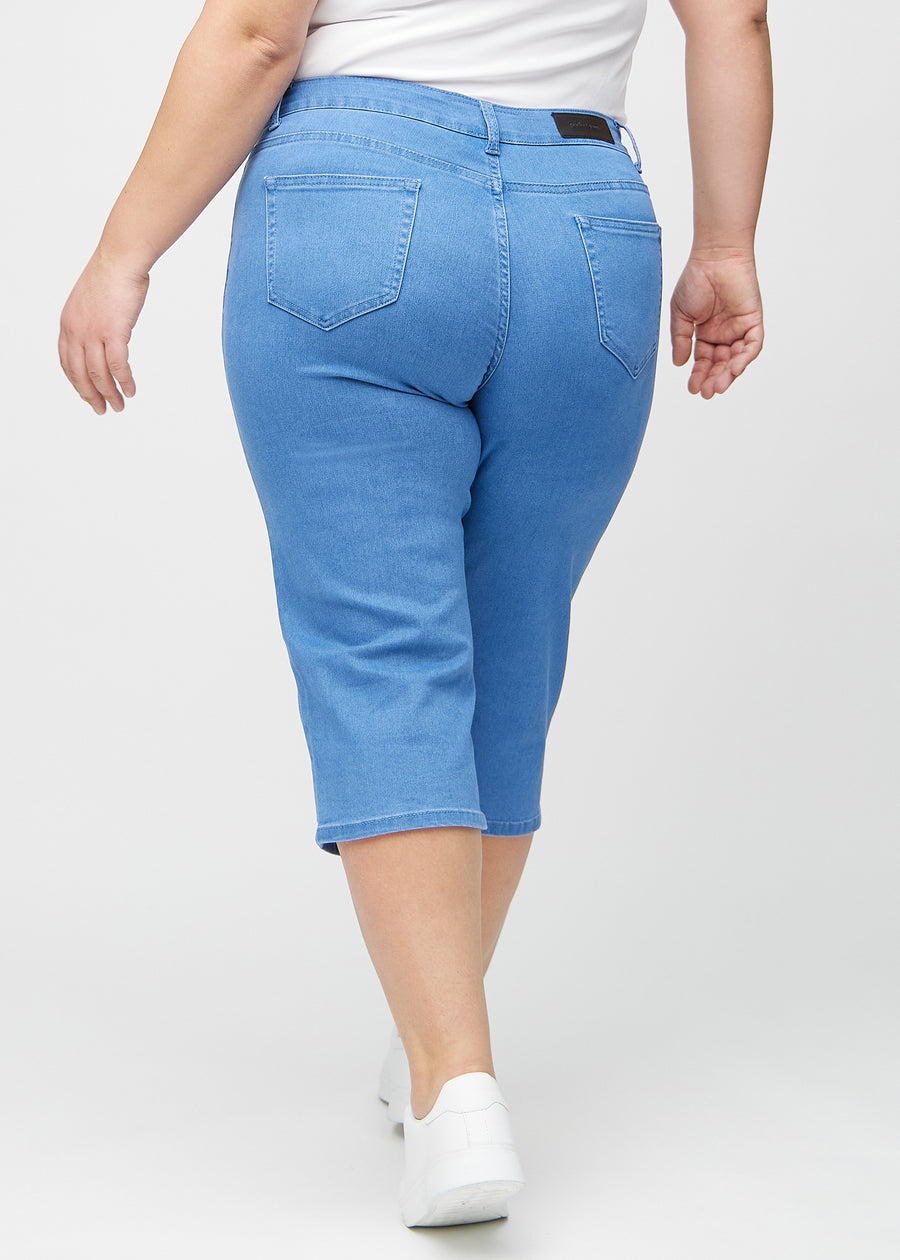Blaue regular Capris von hinten an einem Plus-Size-Model gesehen, sodass man das gesamte Produkt sehen kann.