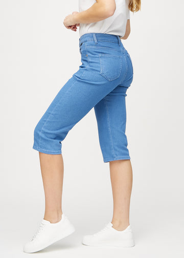 Blaue regular Capris seitlich am Model gesehen.